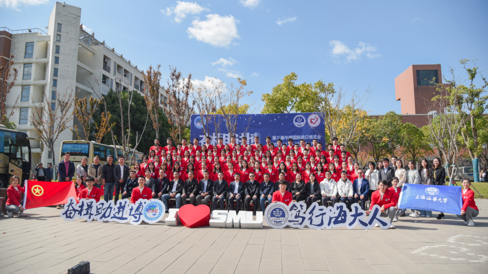 20201102090741711000.png 我校进博会志愿者合影