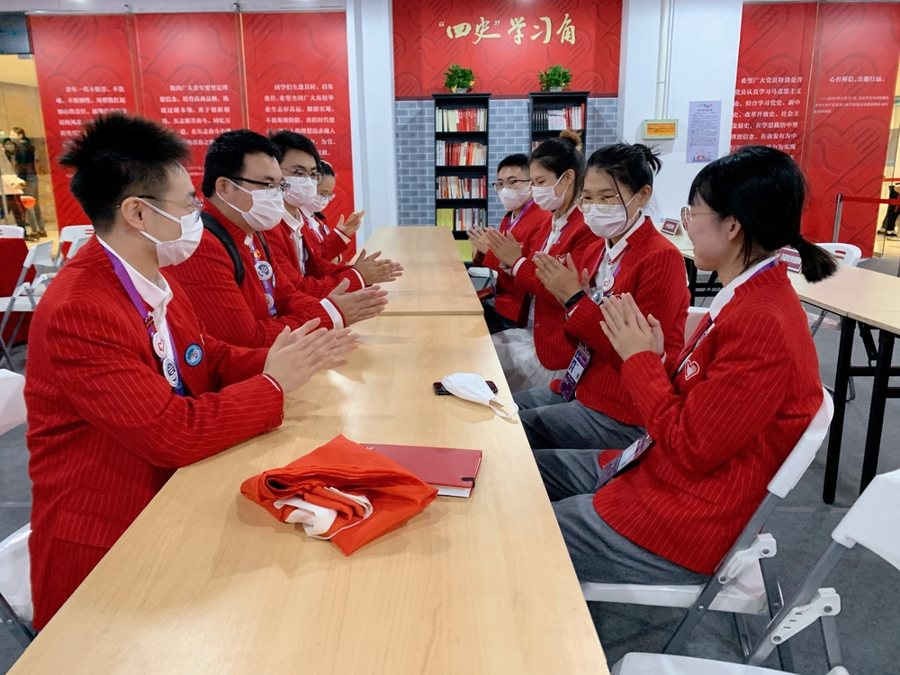 党员志愿者在进博会现场成立临时党支部 党员志愿者在进博会现场成立临时党支部
