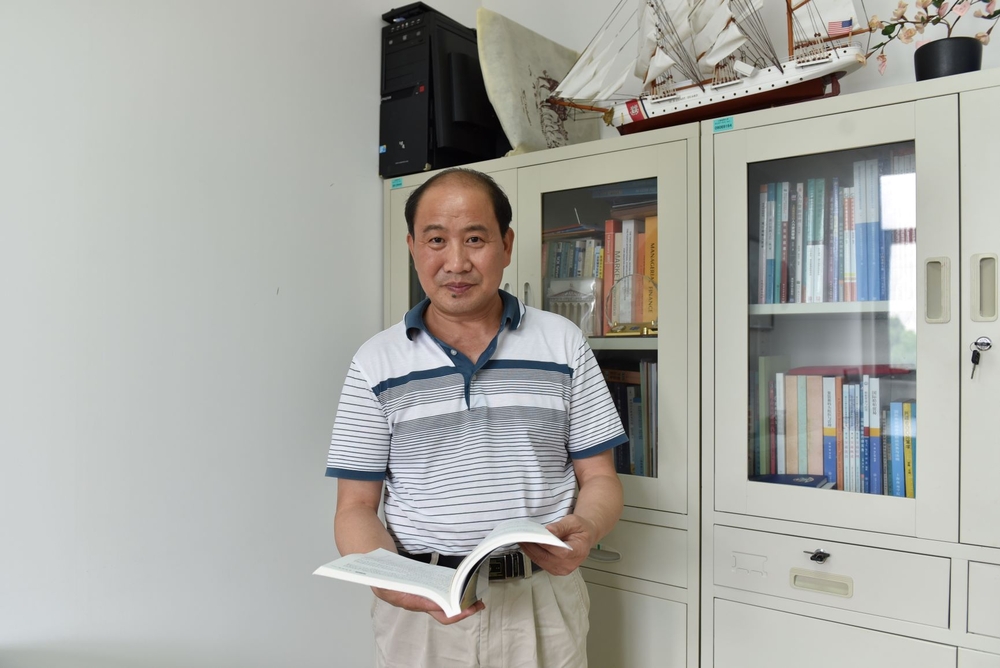 赵刚老师办公室接受采访近照 赵刚老师办公室接受采访近照