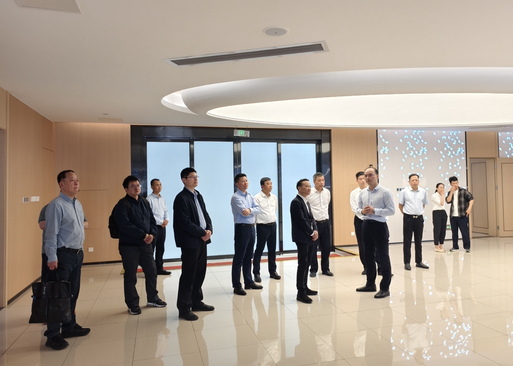 20250418142502049300.jpg 参观调研江阴港集装箱码头