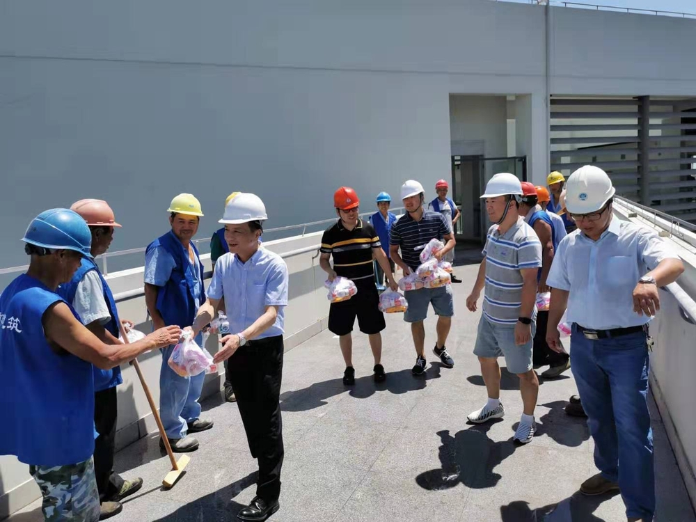 校领导慰问学校暑期后勤保障人员