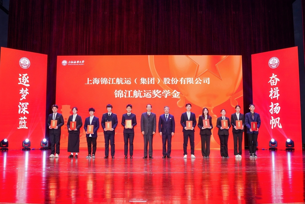 20241214101516799200.jpg 党委副书记曹荣瑞颁发社会类奖学金