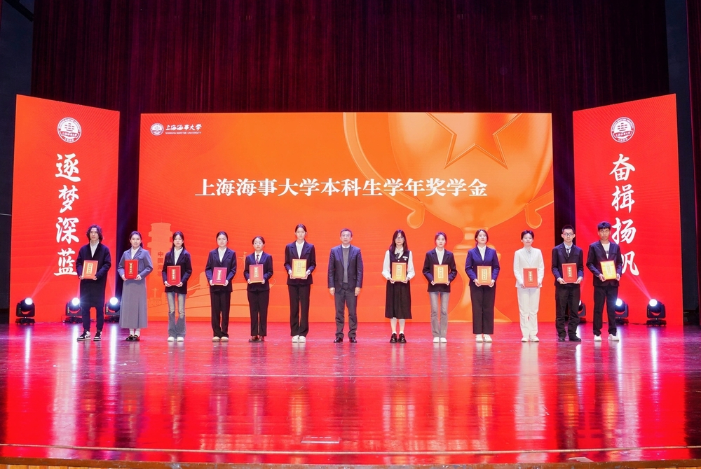 20241214101517041700.jpg 副校长施欣颁发校内奖学金