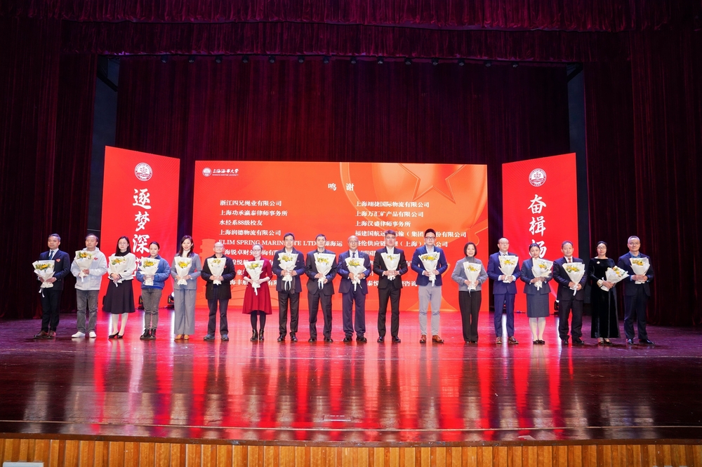 20241214101517877800.jpg 向嘉宾献花(第二批)