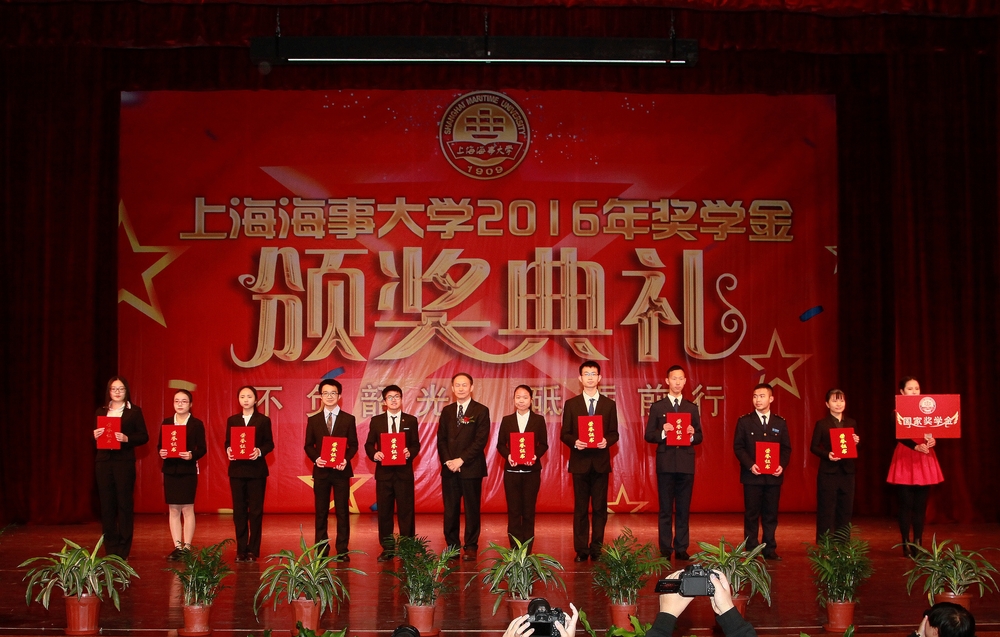 金永兴书记为获奖学生颁奖