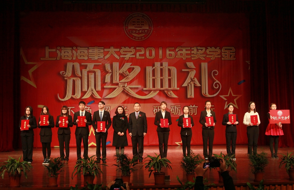 王海威副书记为获奖学生颁奖