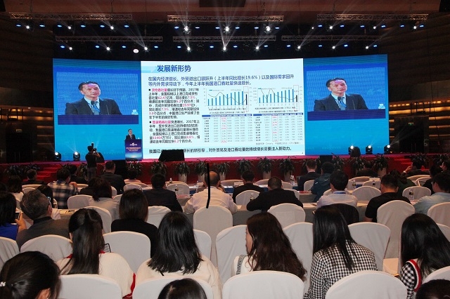 严伟副校长在论坛举办的自由贸易港(国际)研讨会上发表主题演讲 严伟副校长在论坛举办的自由贸易港(国际)研讨会上发表主题演讲