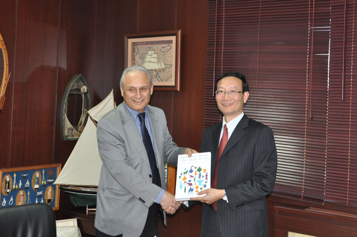 签署合作协议并互赠礼物 签署合作协议并互赠礼物