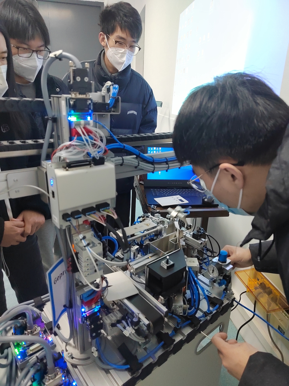 学生备赛上海市“星光计划”职业院校技能大赛