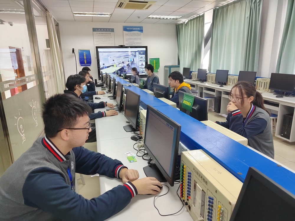 学生参加全国机械行业职业教育技能大赛