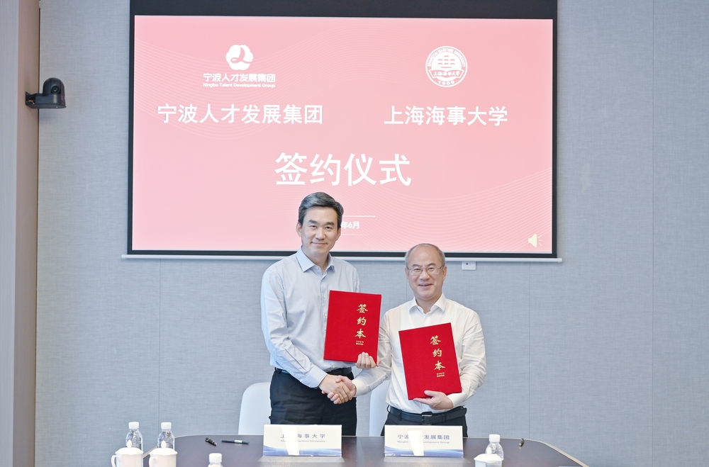 初北平校长与宋达军董事长签署合作框架协议