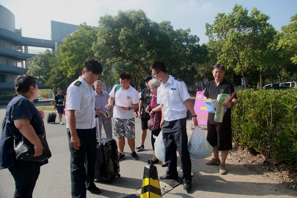 志愿者迎接新生及其家长