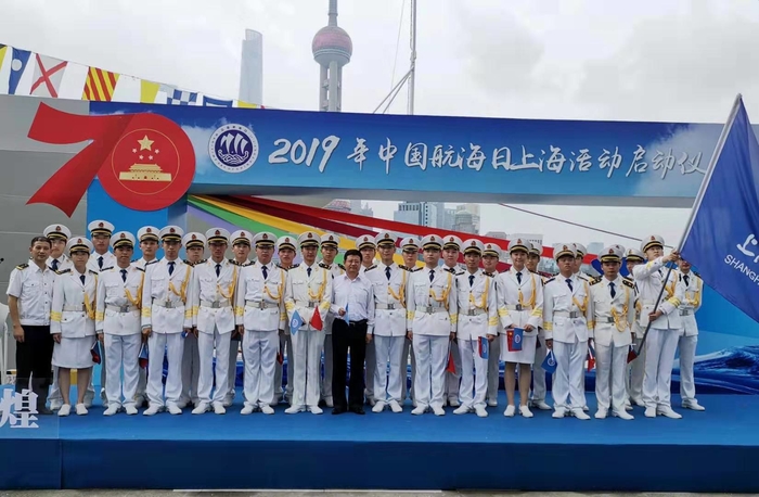 与志愿者合影