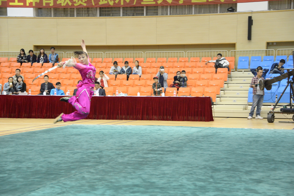 长拳、剑术冠军郭梦娇在比赛中