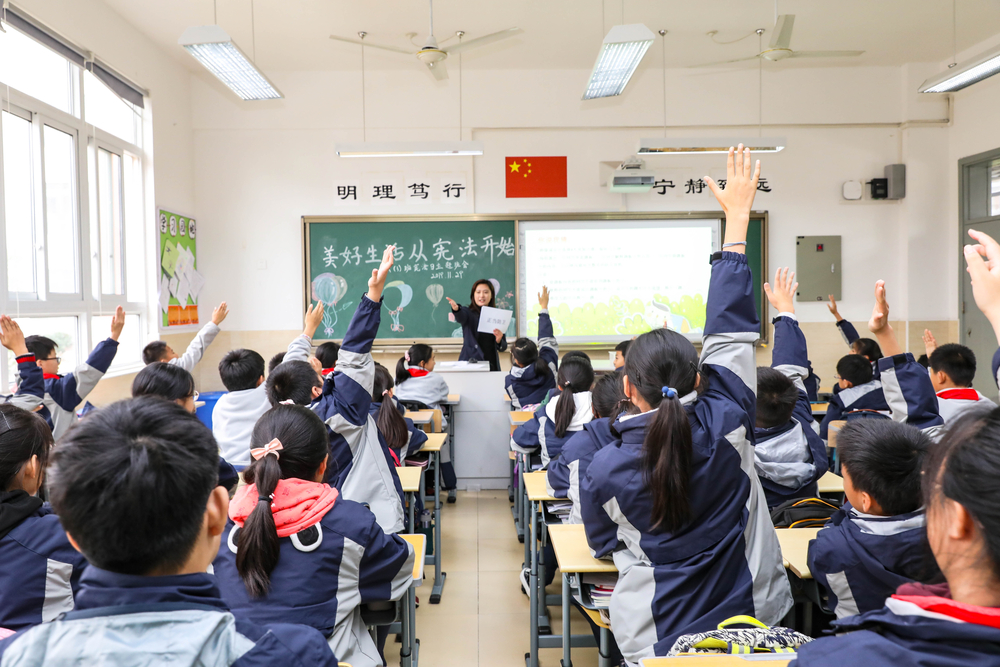 法学院法治辅导员为中学生开展主题班会