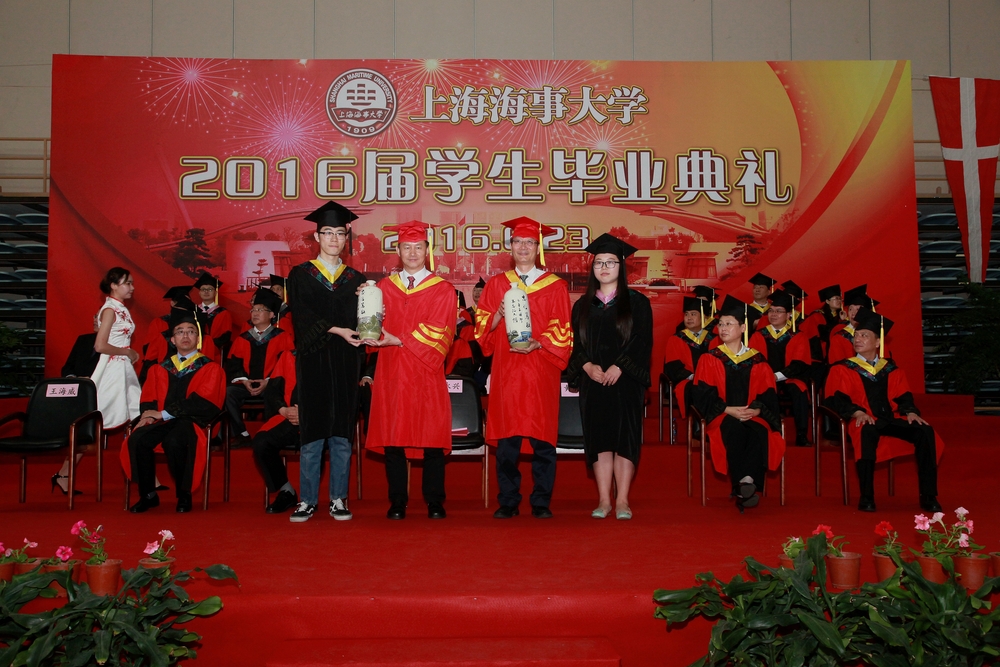 毕业生向母校赠送礼物