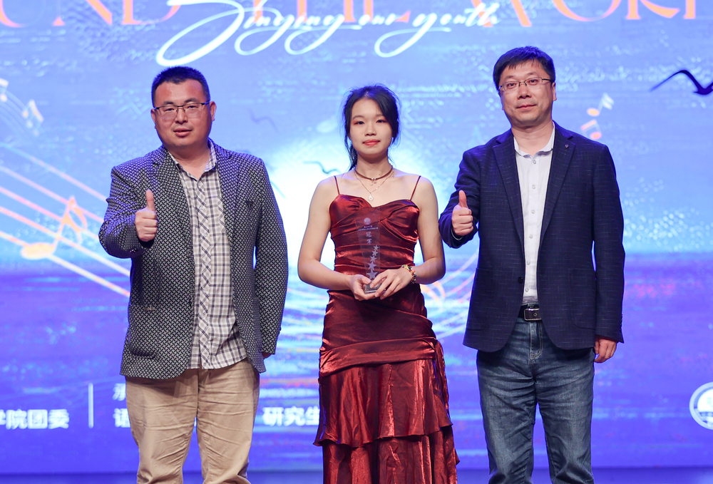 刘直老师和刘振老师为冠军颁奖