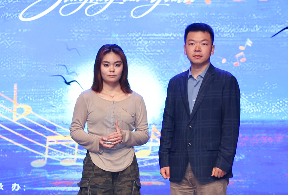 孙志宽老师为最佳台风奖颁奖