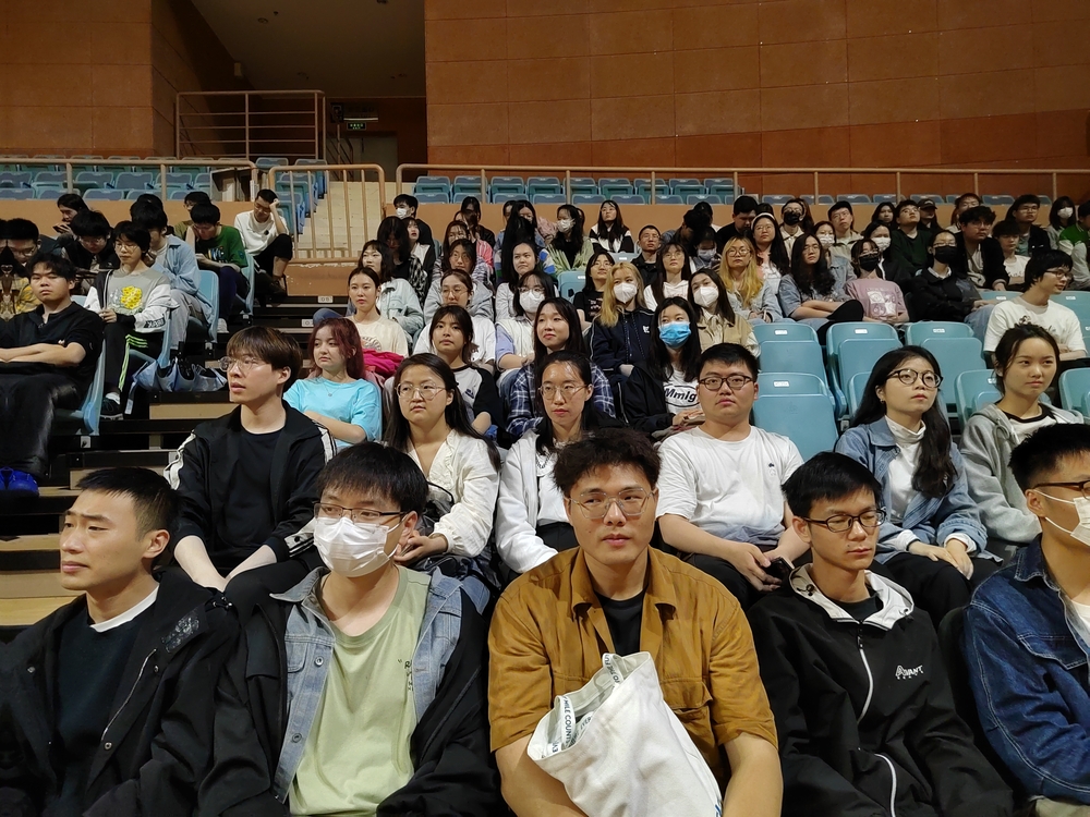 体育馆宣讲会现场