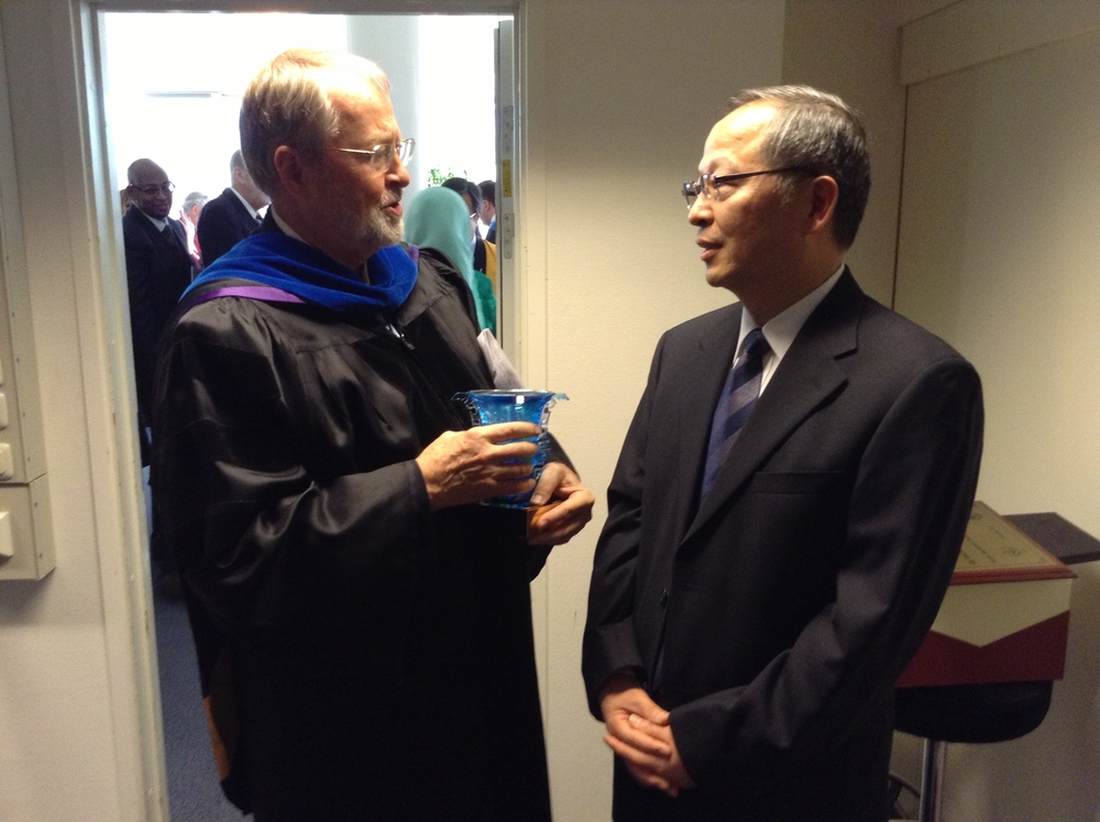 於世成书记向世界海事大学校长比昂•肖夫祝贺世界海事大学校庆 於世成书记向世界海事大学校长比昂•肖夫祝贺世界海事大学校庆