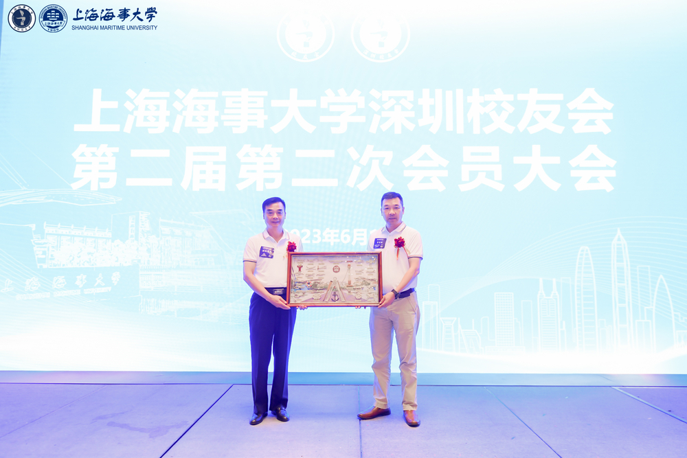 李志鹏副书记、副校长向深圳校友会赠送“水手情结”