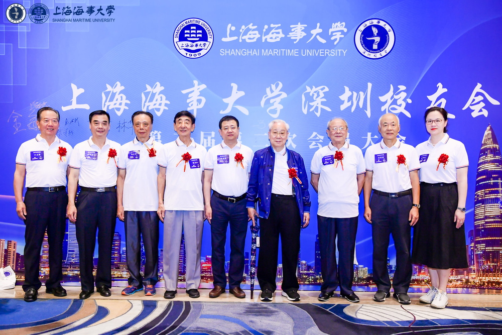 与老校友代表合影