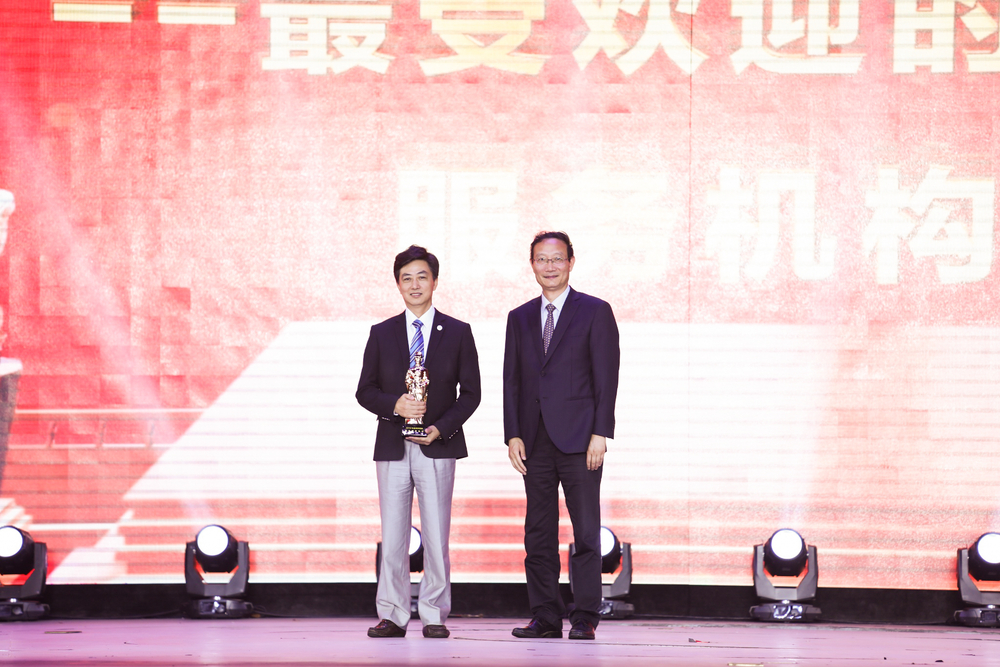 黄有方为2018年最受欢迎的船员服务机构颁奖