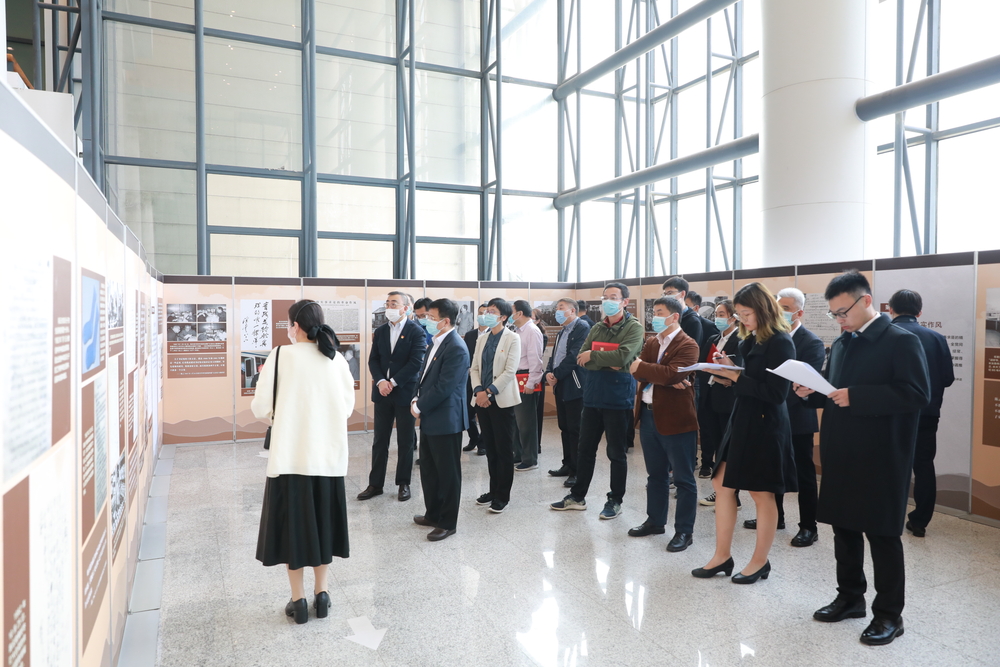 参观陈云精神风貌专题展