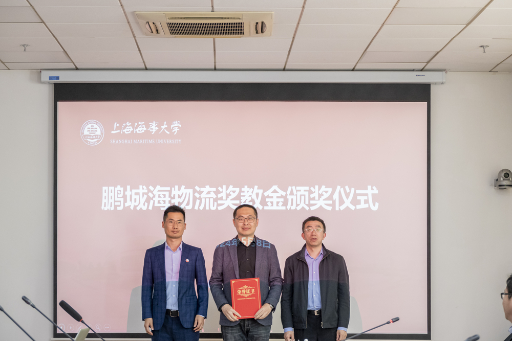 20240508225324504300.jpg 施欣副校长和宛小伍副总经理为路伟华老师颁发一等奖证书