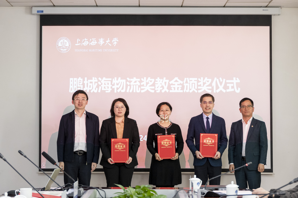 20240508225324671000.jpg 为获奖教师颁发二等奖证书