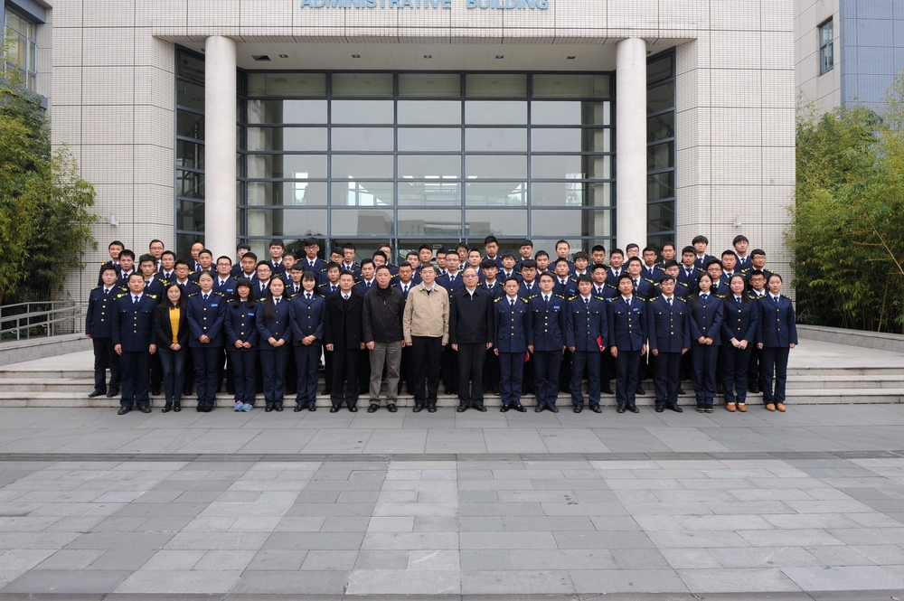 获奖学生与领导合影