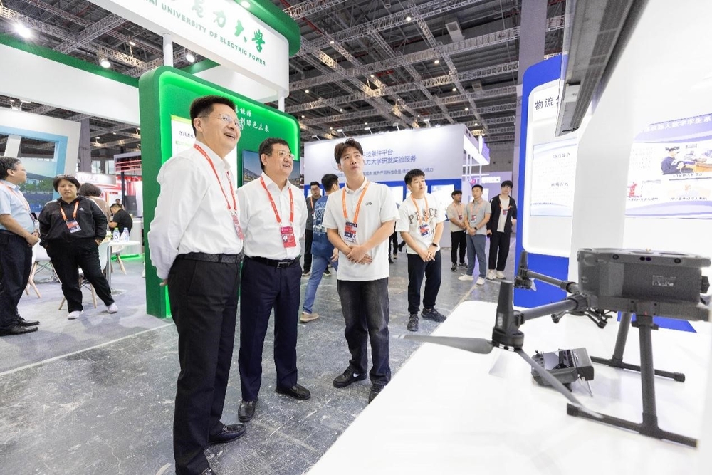 20240926015945211700.jpg 市教委副主任叶霖霖、校党委书记宋宝儒莅临展区参观指导