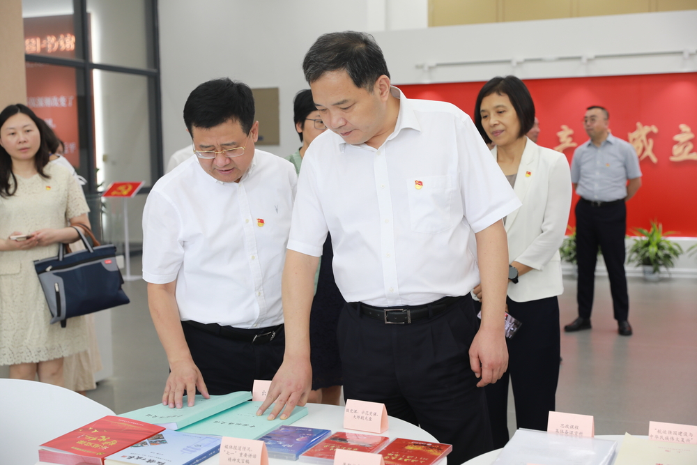指导组查阅学校党史学习教育相关工作材料