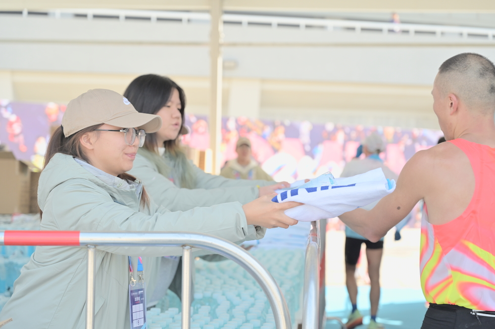 饮用水、完赛毛巾发放