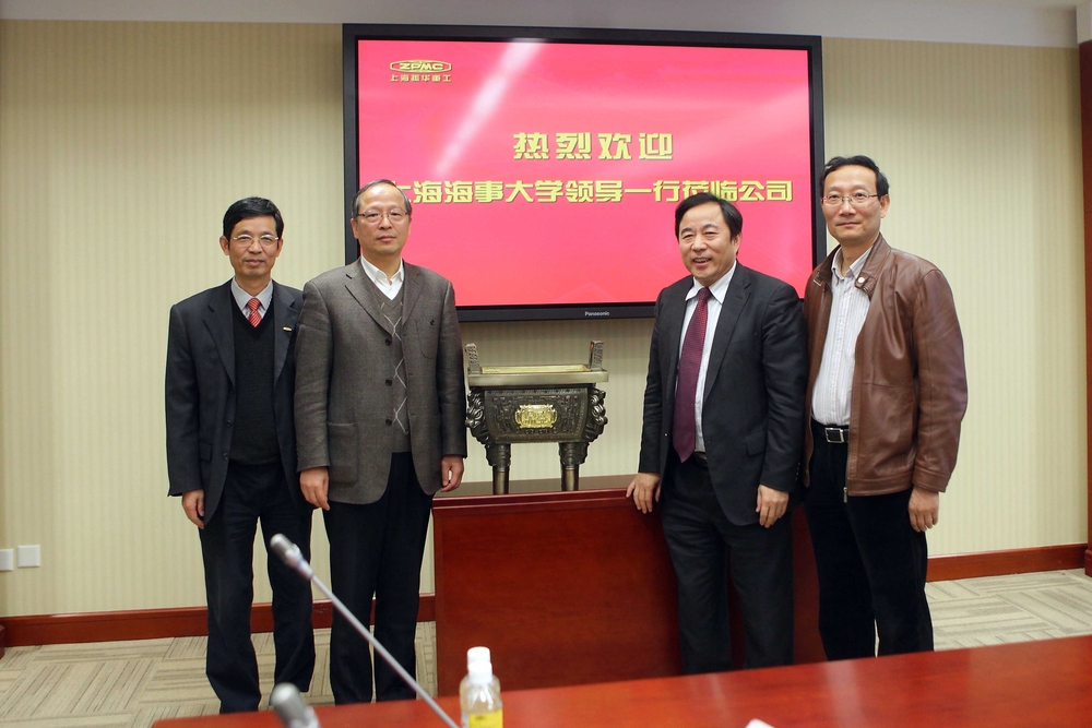 上海振华重工（集团）股份有限公司向上海海事大学赠送礼品