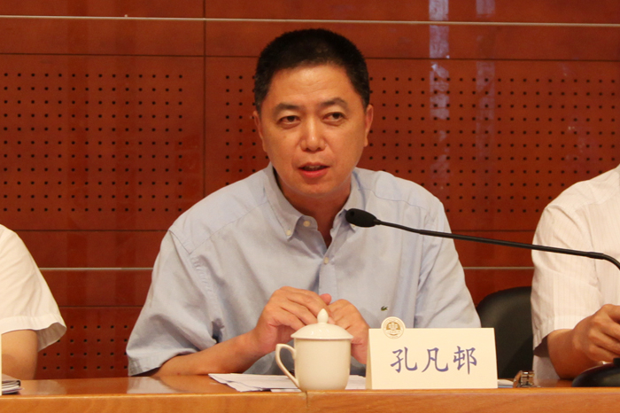 孔凡邨副校长介绍学科、科研和学生工作情况