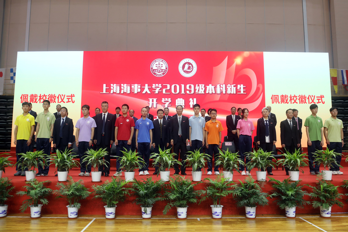 校领导为新生代表佩戴校徽