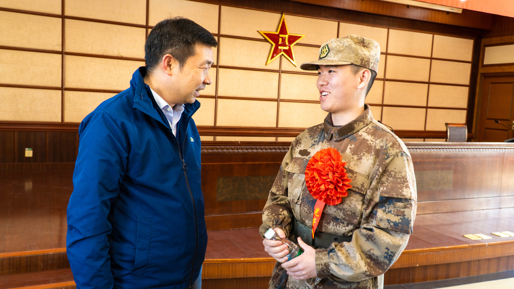 李志鹏亲切询问入伍学生役前教育情况