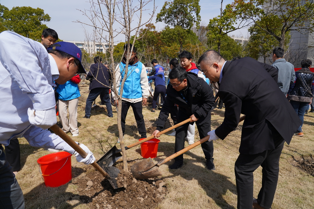 校领导与师生共同植树