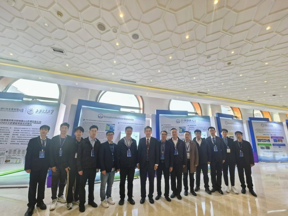 学校参会人员合影