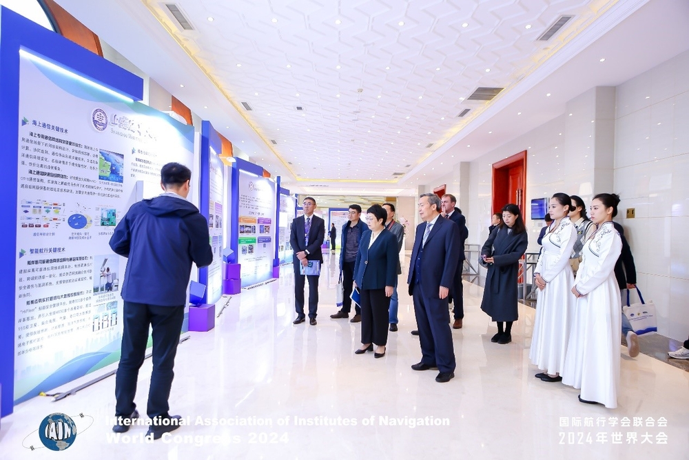 与会领导参观我校展板