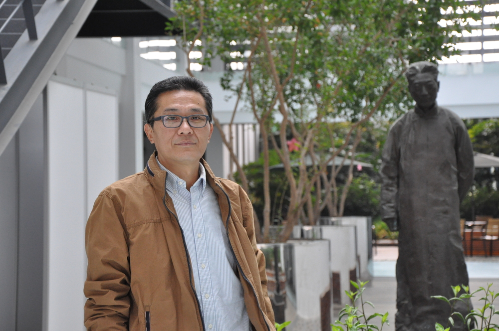 裔国瑜老师在校园