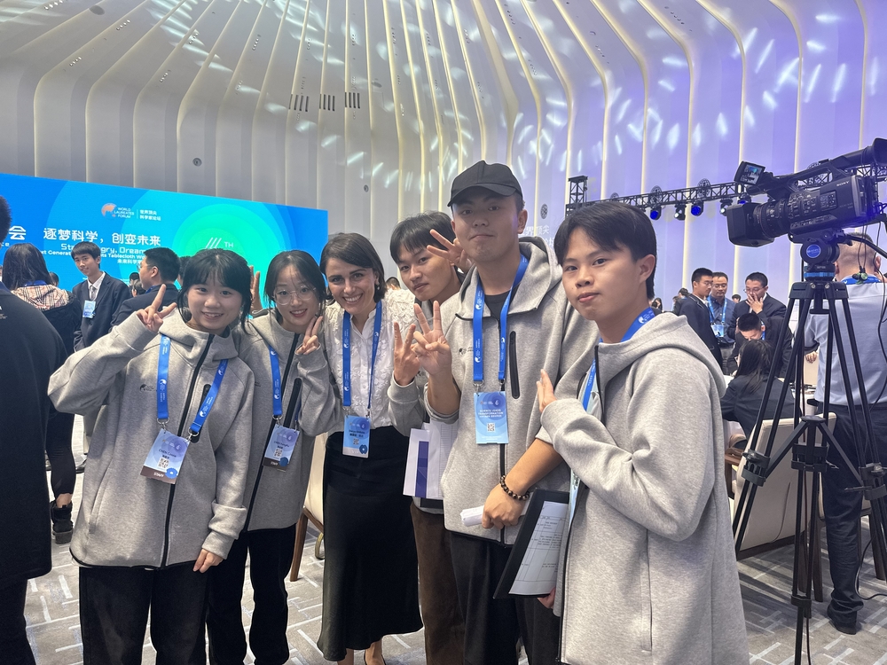 与科学家合影