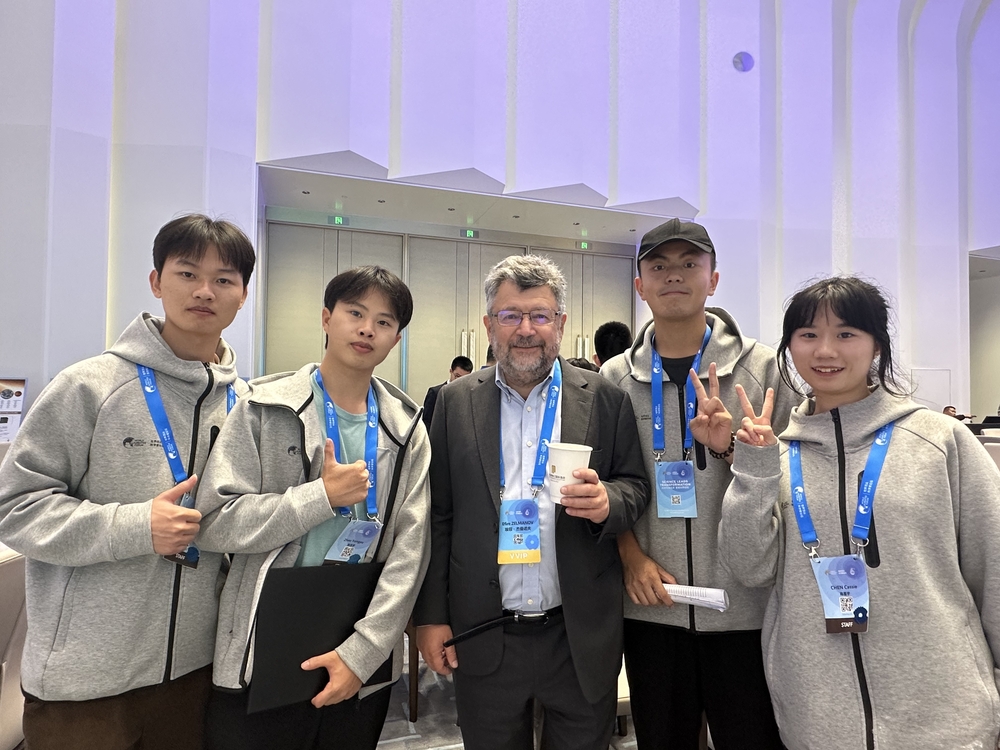 与科学家合影
