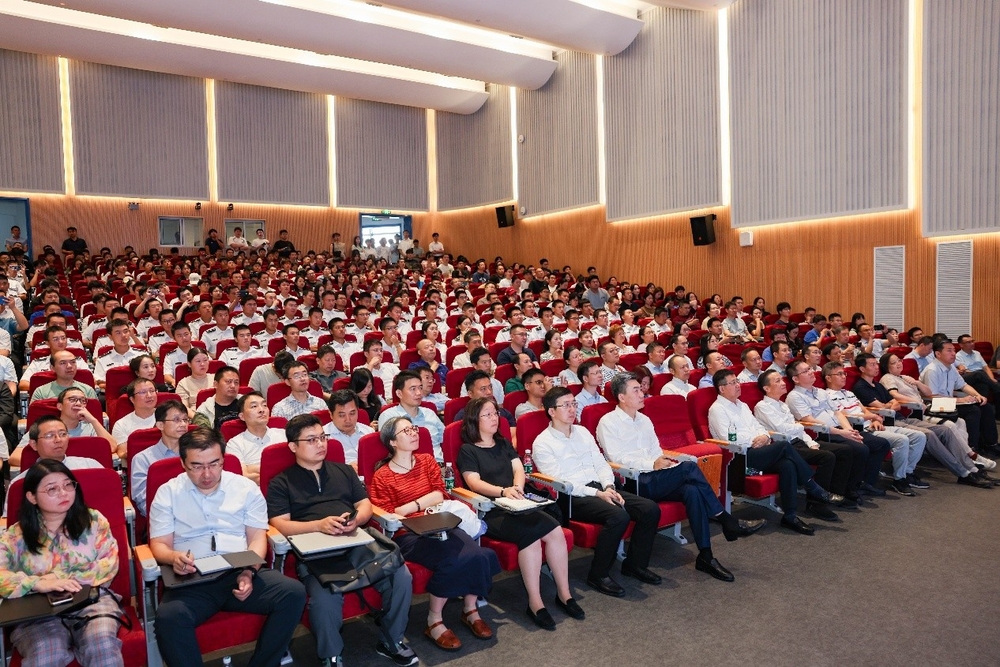 20251014015002105700.jpg 学术报告会现场