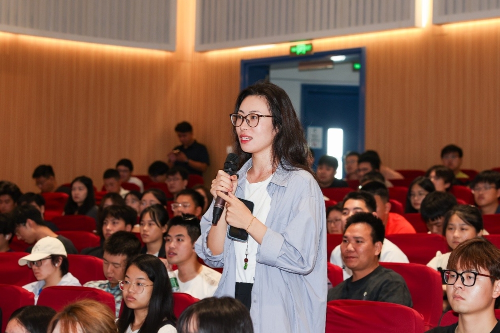 20251014015002012300.jpg 现场师生提问