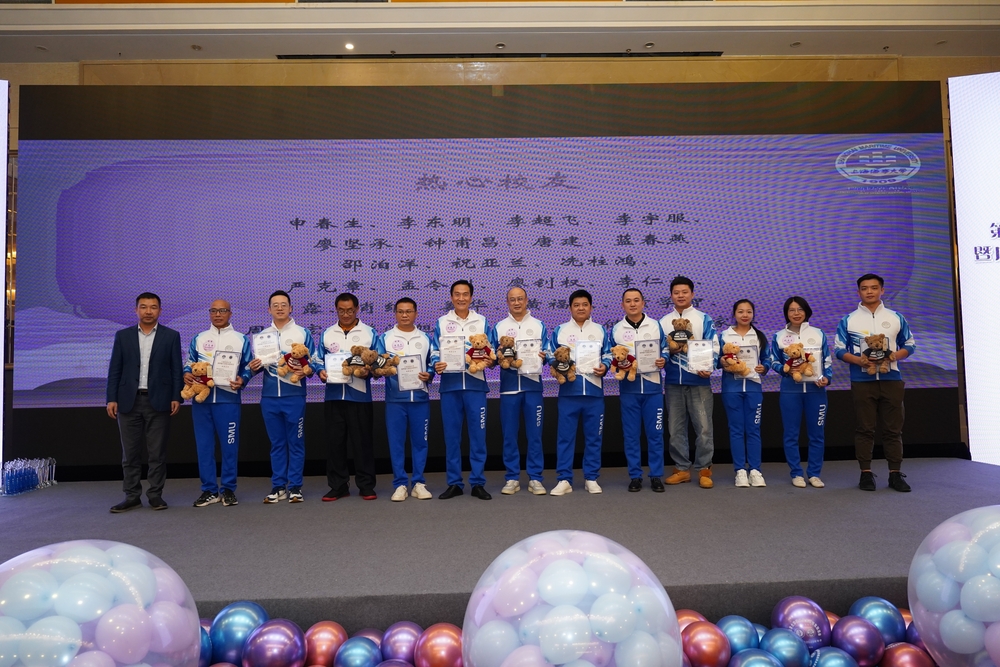 李志鹏为广西校友会校友个人颁发鸣谢证书