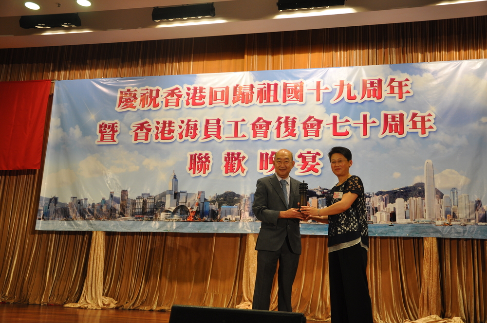 门妍萍副书记向香港海员工会赠送纪念品