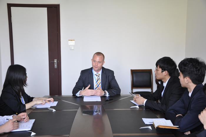 Steffen J. Moller先生与学生进行分组讨论