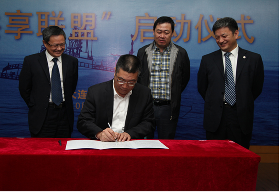 杨万枫副校长签约